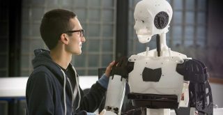 человек с роботом